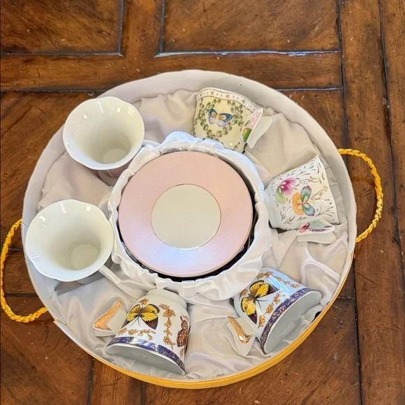 Tea Set - Picture 3 of 11